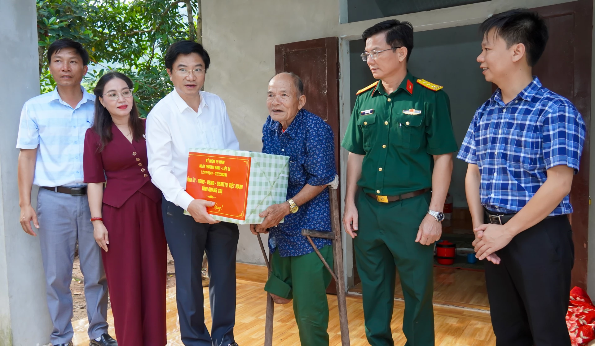 Đồng chí Trương An Ninh, Trưởng ban Tuyên giáo và Dân vận Tỉnh ủy thăm, tặng quà thương binh Hồ Đang, ở bản Cà Roòng, xã Thượng Trạch - Ảnh: N.H