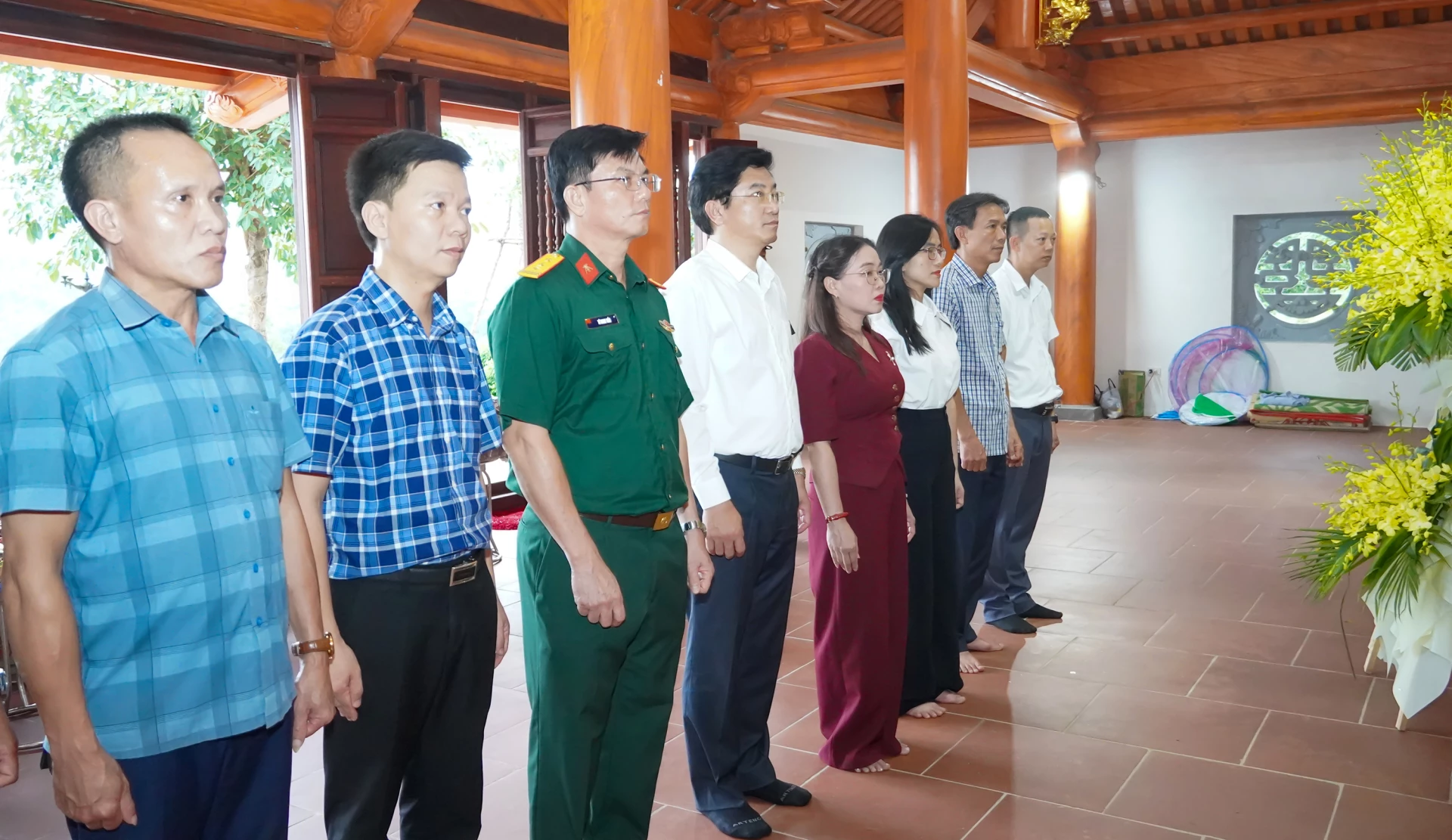 Đồng chí Trương An Ninh, Trưởng ban Tuyên giáo và Dân vận Tỉnh ủy và các thành viên trong đoàn dâng hương tri ân các anh hùng liệt sĩ - Ảnh: N.H