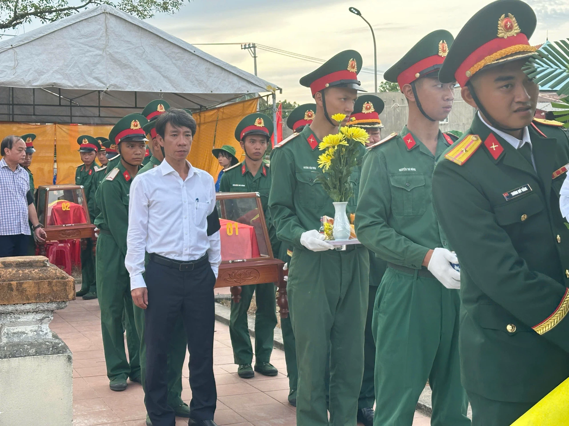 Các đại biểu đưa hài cốt liệt sĩ về nơi an táng - Ảnh: Thùy Trang