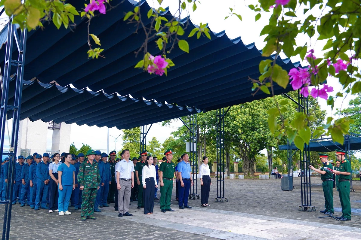Toàn cảnh lễ dâng hương tại Nghĩa trang Liệt sỹ Vĩnh Linh - Ảnh: M.H