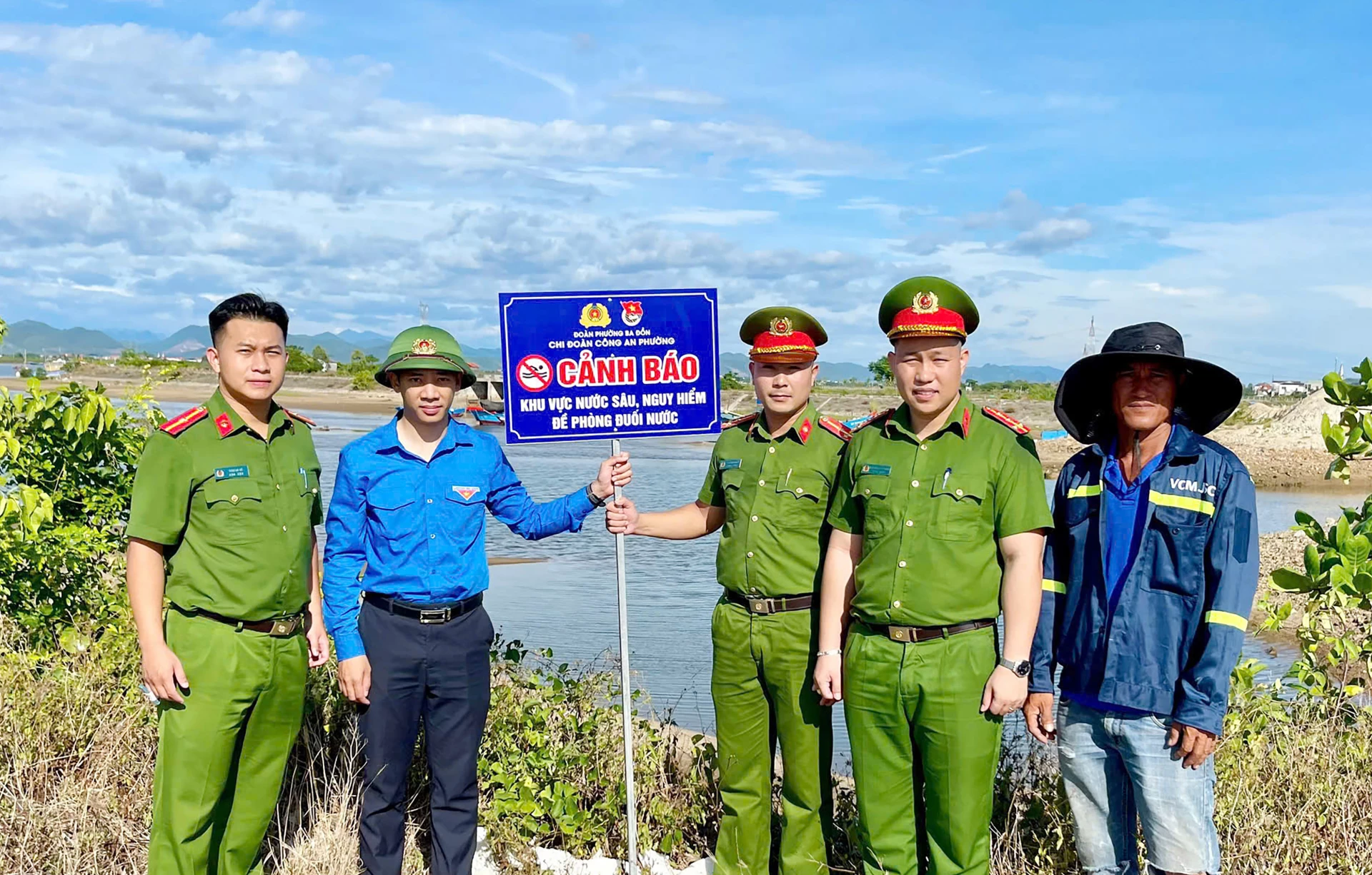 Đoàn phường Ba Đồn tổ chức cắm các biển cảnh báo phòng, chống đuối nước tại những khu vực tiềm ẩn nguy cơ trên địa bàn - Ảnh: H.L