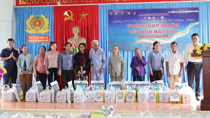 Chương trình 'Tháng bảy tri ân-Về miền đất lửa'