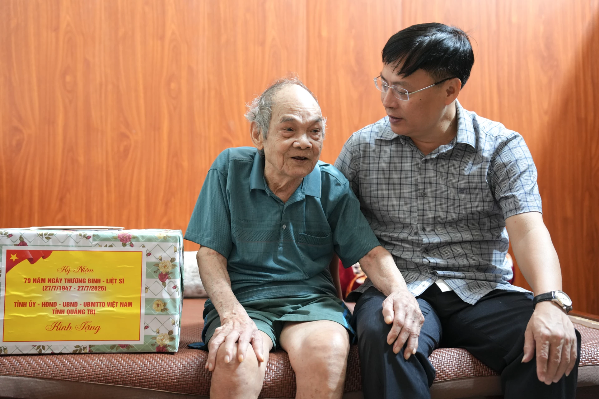 Đoàn công tác đến thăm, tặng quà ông Phạm Long Sắc thương binh, bệnh binh, trú tại
thôn Hóa Thanh, xã Tân Thành