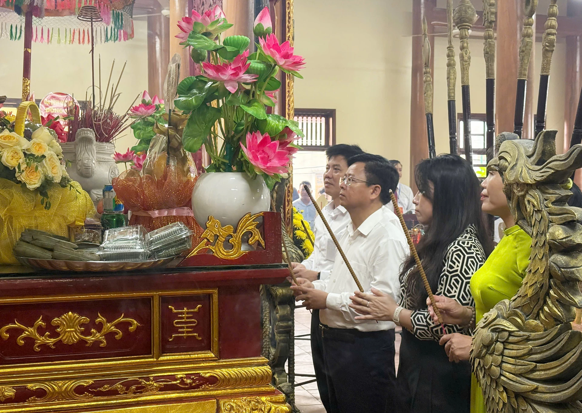 Các đồng chí lãnh đạo phường Ba Đồn dâng hương tưởng nhớ công lao to lớn của các bậc tiền nhân - Ảnh: HL