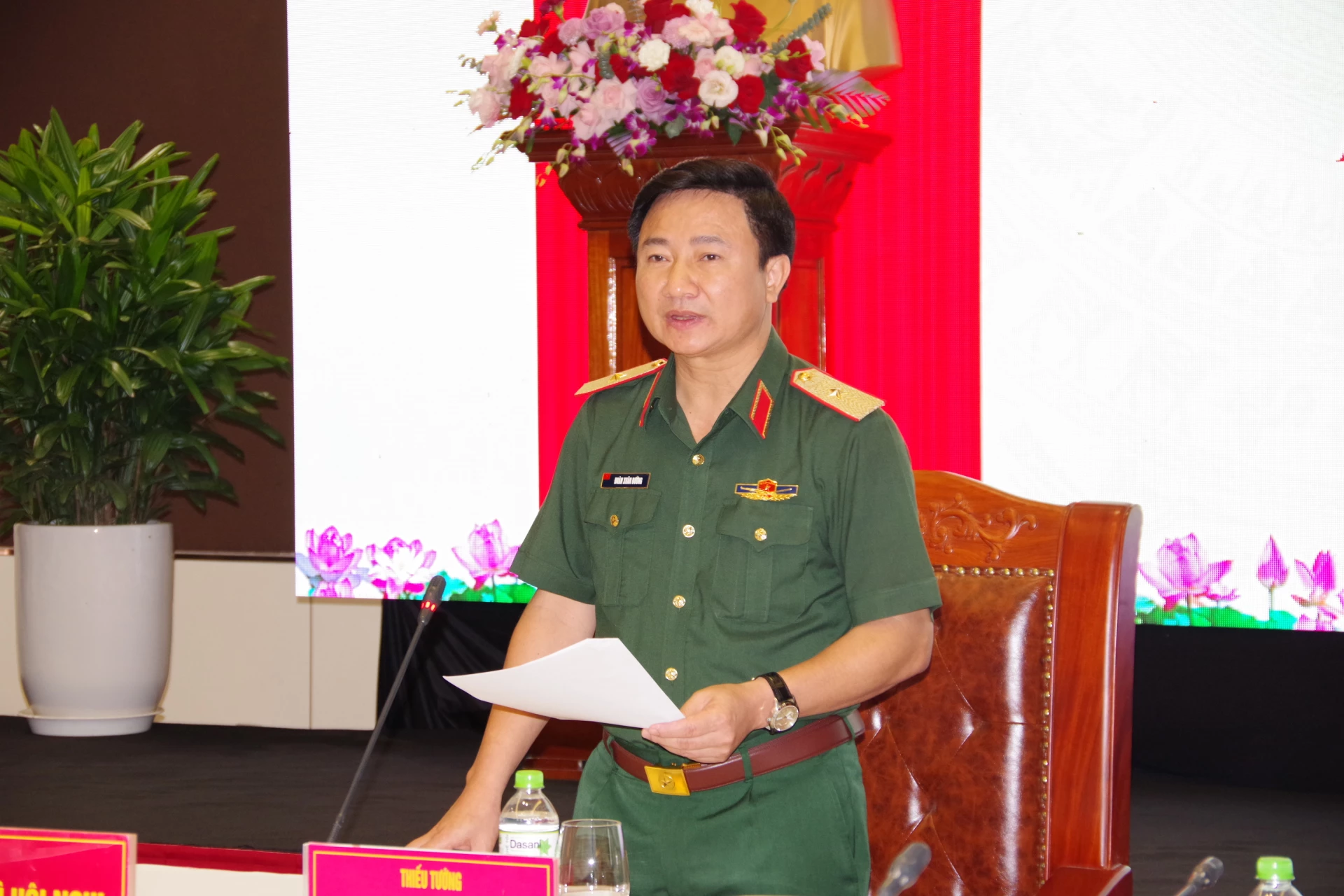 Thiếu tướng Đoàn Xuân Bường, Bí thư Đảng ủy, Chính ủy Quân khu chủ trì hội nghị - Ảnh: T.D