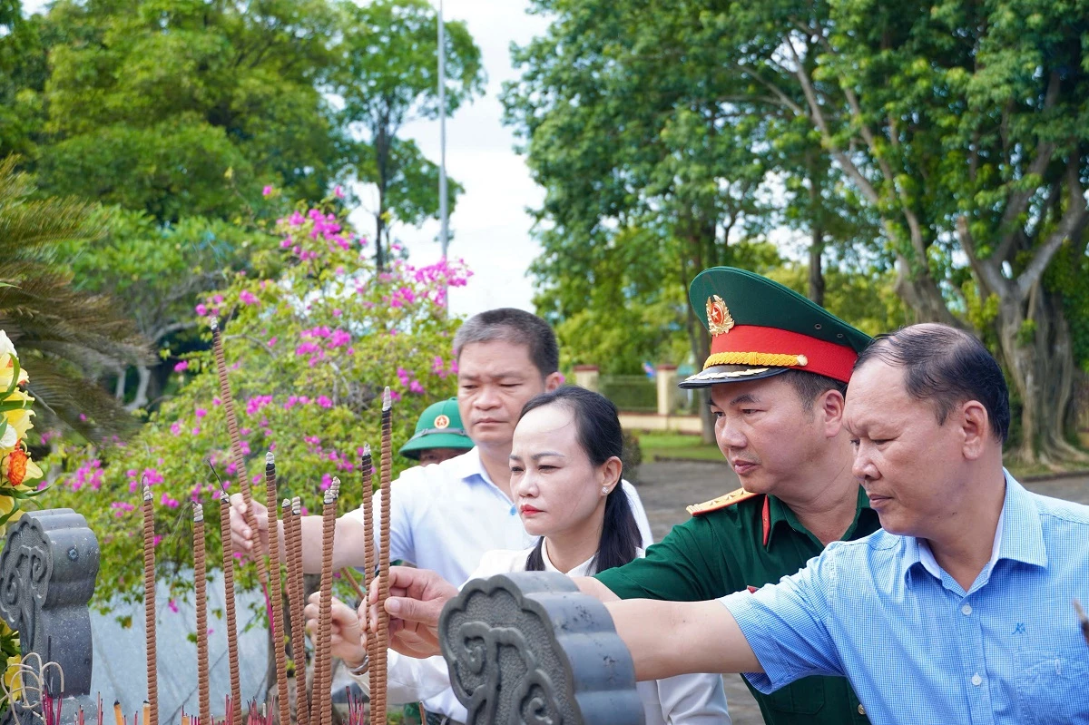Các đại biểu dâng hương tại Đài tưởng niệm - Ảnh: M.H