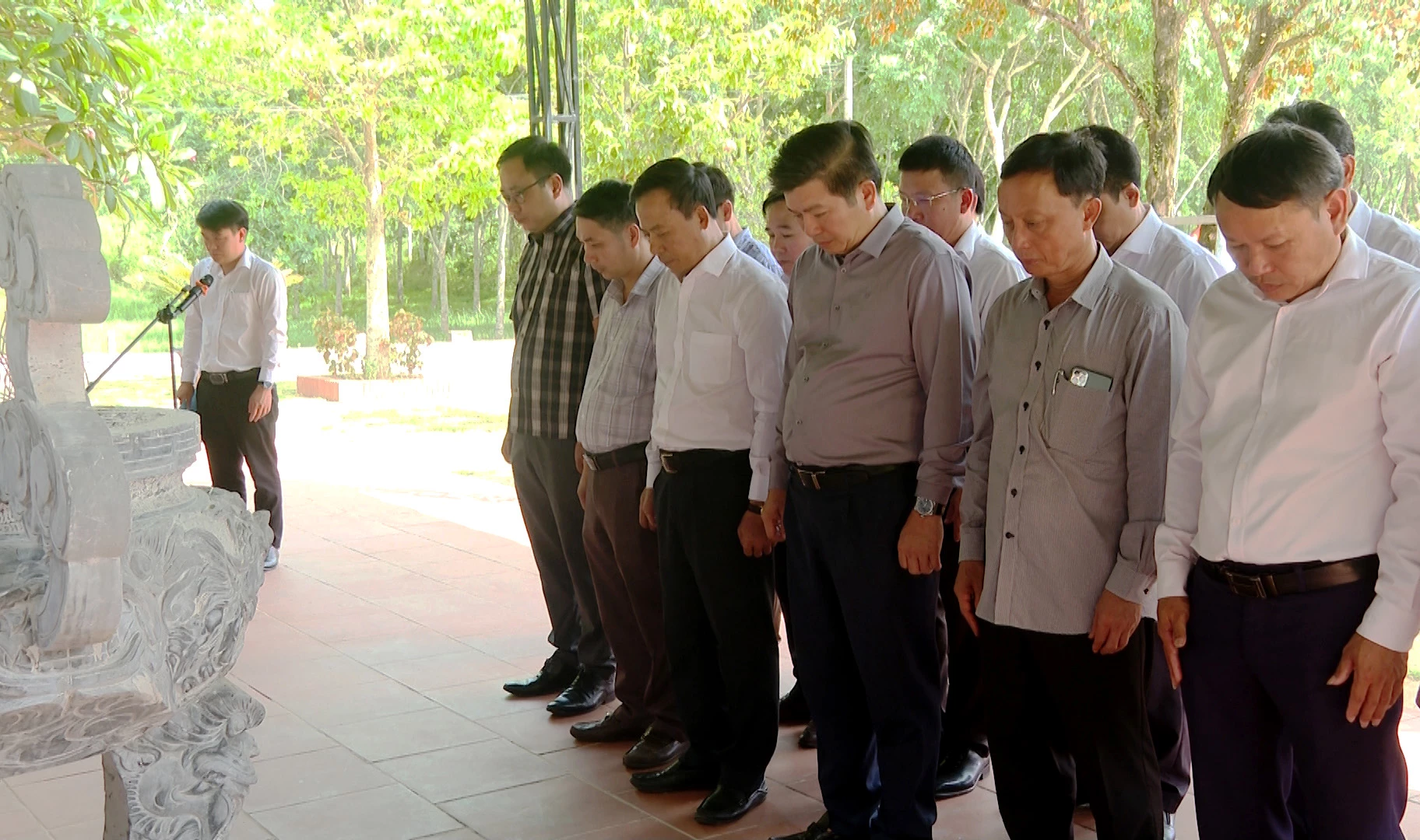 Đồng chí Trần Vũ Khiêm, Phó Bí thư Thường trực Tỉnh ủy, Trưởng đoàn đại biểu Quốc hội tỉnh cùng đoàn công tác tưởng niệm các anh hùng liệt sĩ - Ảnh: T.T