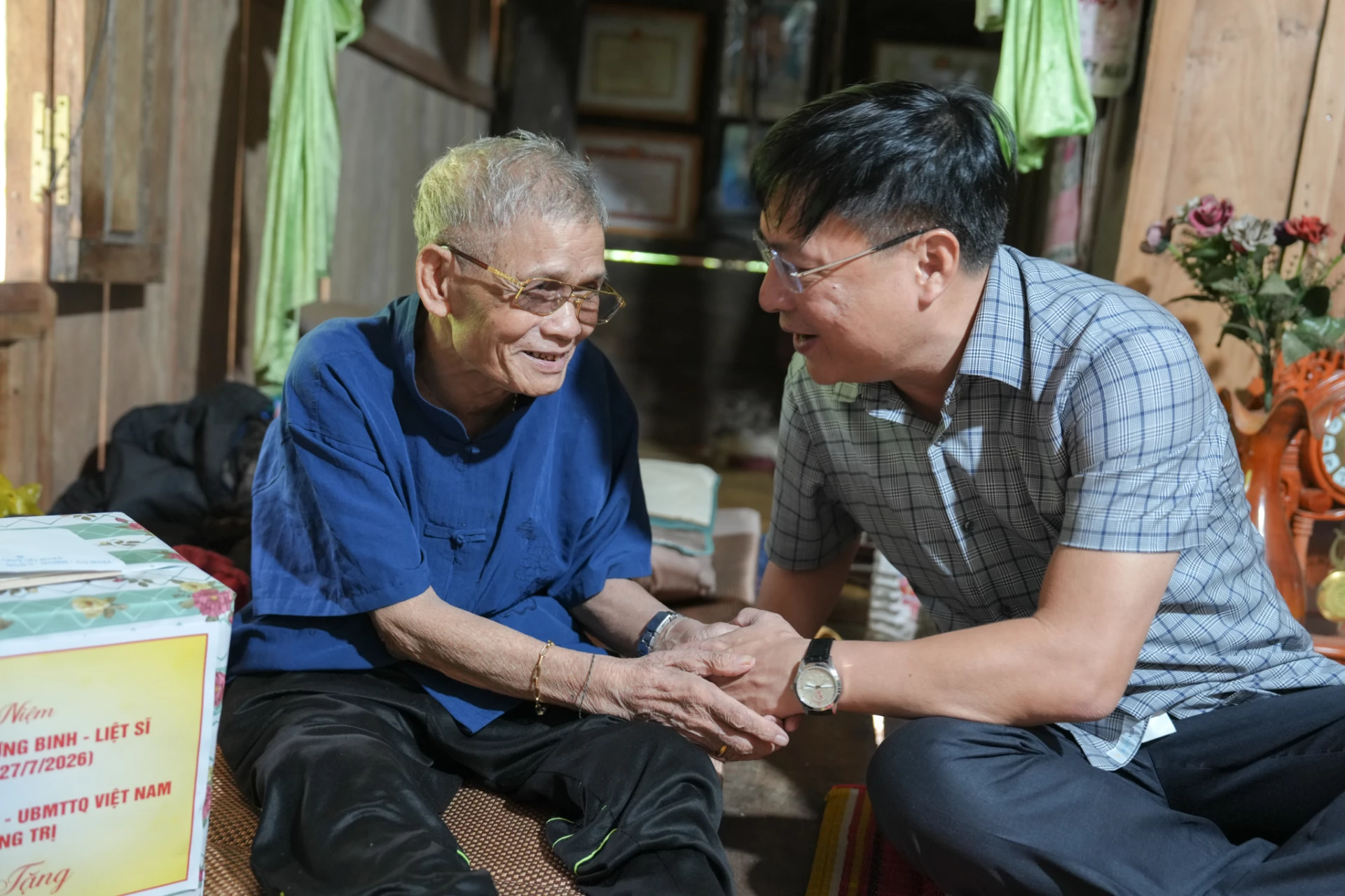 Đồng chí Thiếu tướng Nguyễn Thanh Liêm, Giám đốc Công an tỉnh thăm, tặng quà ông Hồ Khiên, thân nhân liệt sĩ, trú tại bản K-Vi, xã Dân
Hóa