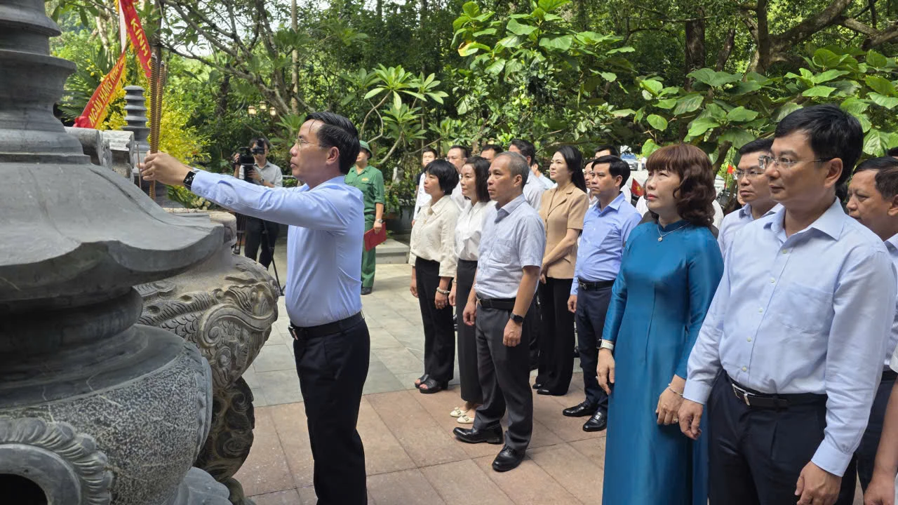 Đoàn công tác Ngân hàng Nhà nước Việt Nam tưởng nhớ công lao to lớn của các anh hùng liệt sĩ tại di tích Quốc gia đặc biệt Hang 8 cô - Ảnh: T.T