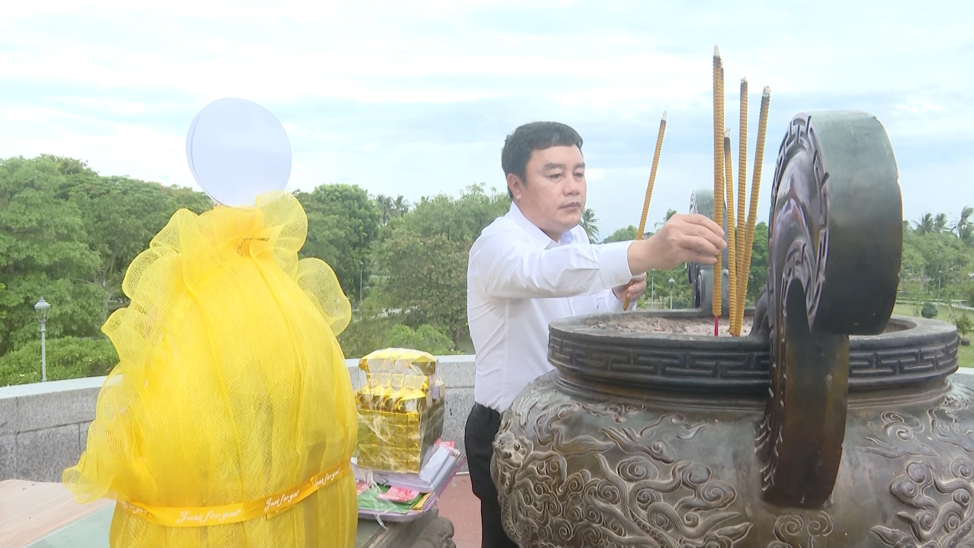 Đồng chí Đinh Hữu Thành, Phó Chủ nhiệm Ủy ban kiểm tra Trung ương dâng hương các anh hùng liệt sĩ tại di tích Quốc gia đặc biệt Thành cổ Quảng Trị - Ảnh: T.T