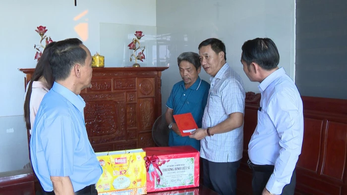 Đồng chí Bí thư Đảng ủy phường Đông Hà thăm, tặng quà gia đình chính sách