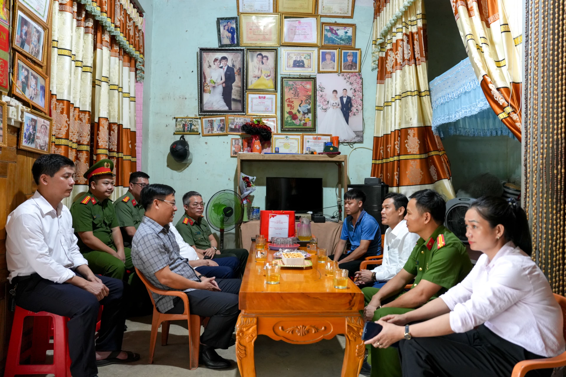 thăm tặng quà gia đình ông Vũ Minh Đức, người hoạt động kháng chiến bị
nhiễm chất độc hóa học, trú tại thôn Thanh Hóa, xã Tuyên Lâm