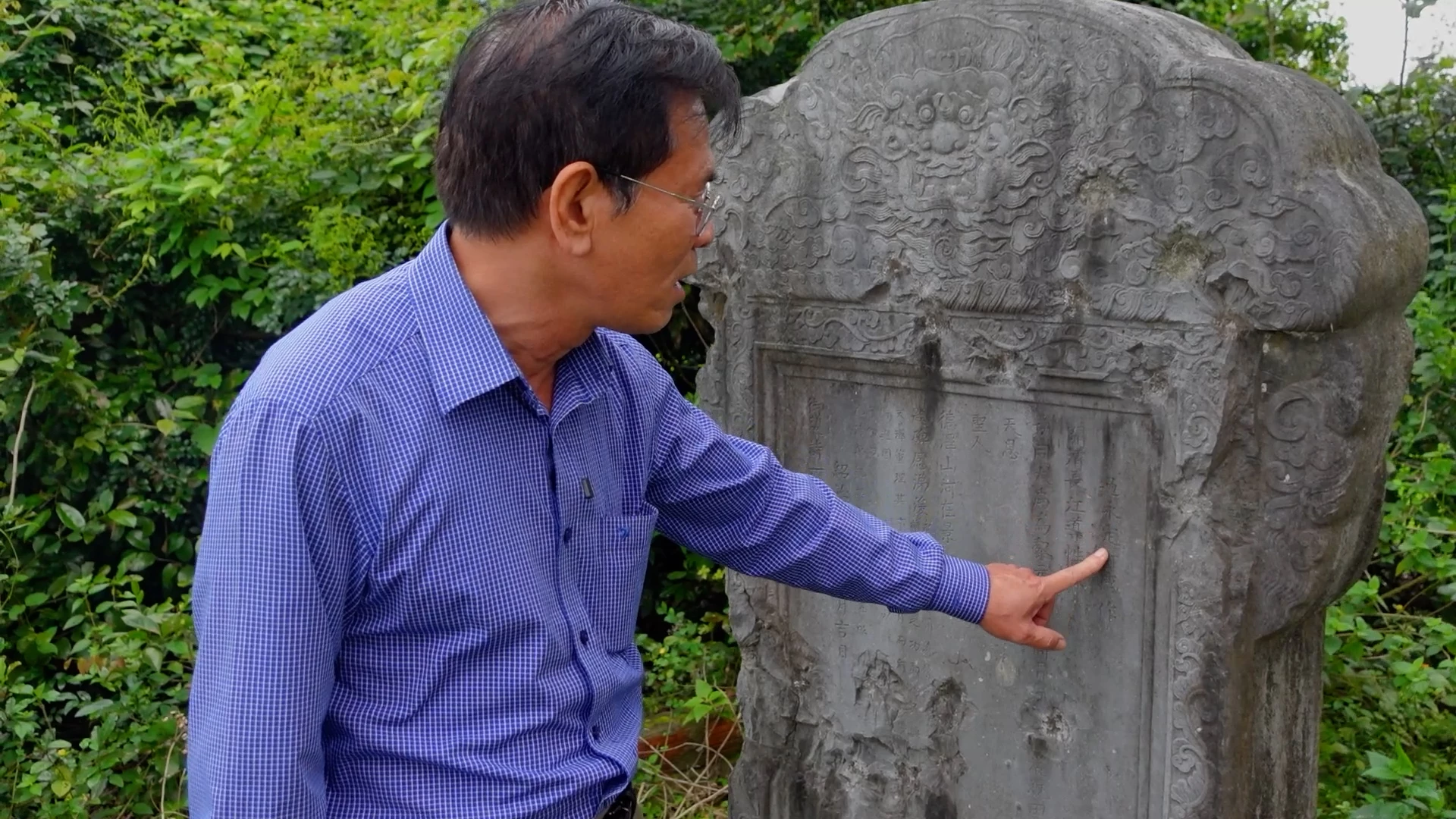 Nhà nghiên cứu sử học, thạc sĩ Lê Đức Thọ giới thiệu văn bia Ngự chế quá Vĩnh Định hà đề - Ảnh: T.T
