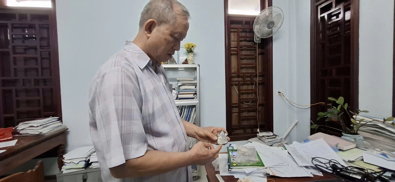 Ông Mai Văn Hác cùng những “người bạn” của hơn 50 năm gắn bó với ngành Địa chất khoáng sản. Ảnh: Mai Nhân