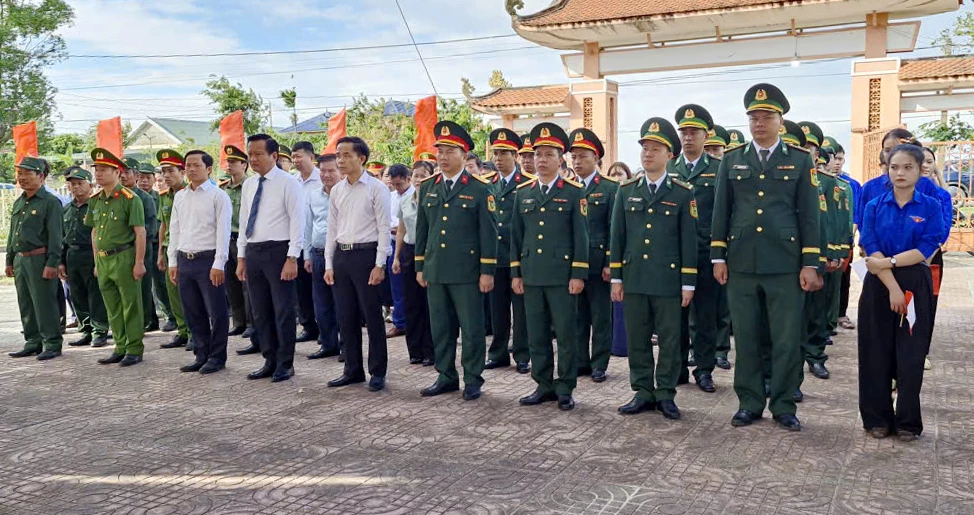 Các đại biểu dành phút mặc niệm tưởng nhớ công lao các anh hùng liệt sĩ - Ảnh: Việt Anh