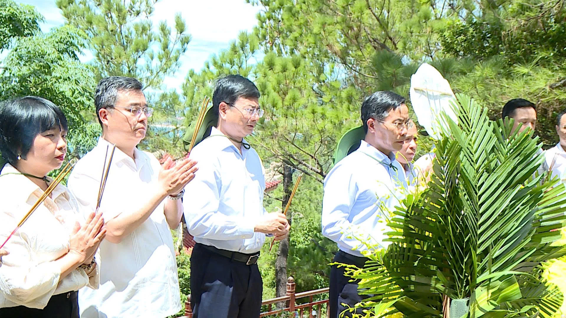 Đồng chí Phạm Đức Ấn, Thống đốc Ngân hàng Nhà nước Việt Nam dâng hương tại khu mộ Đại tướng Võ Nguyên Giáp - Ảnh: T.T