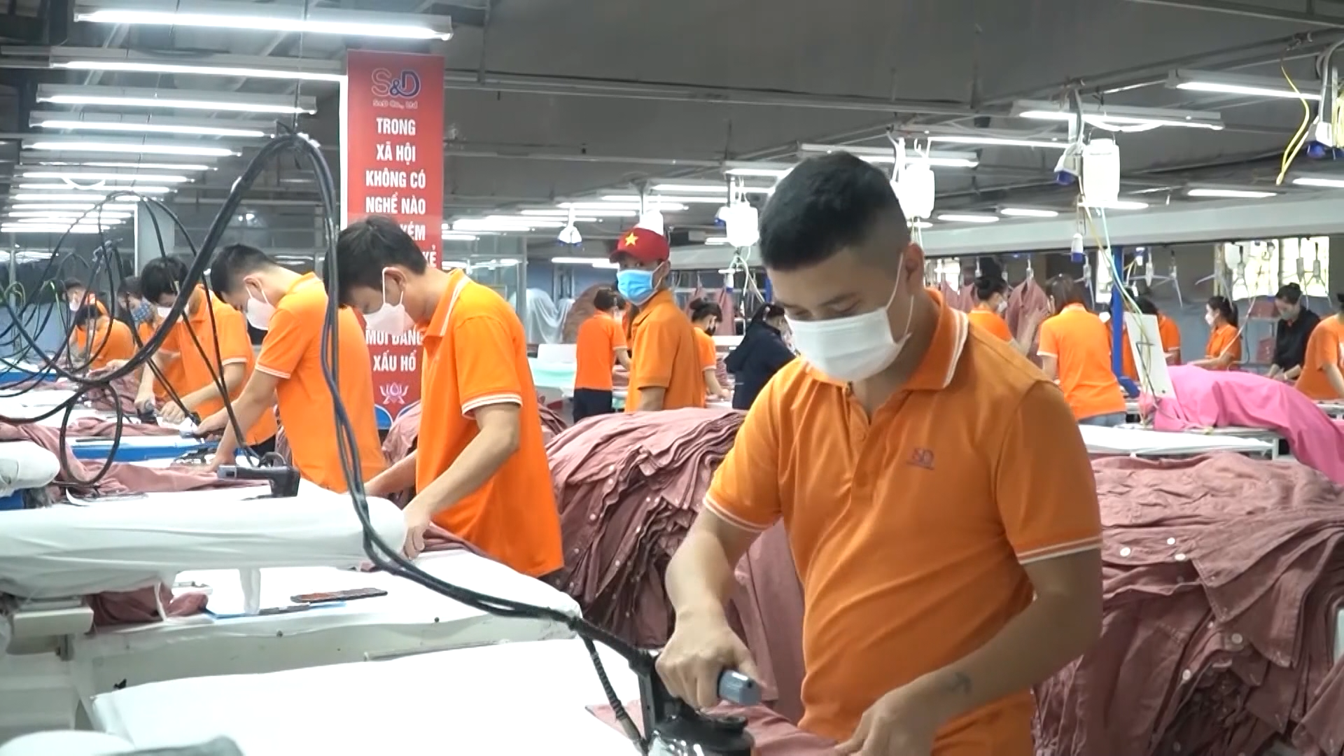 Công nhân làm việc tại Khu công nghiệp