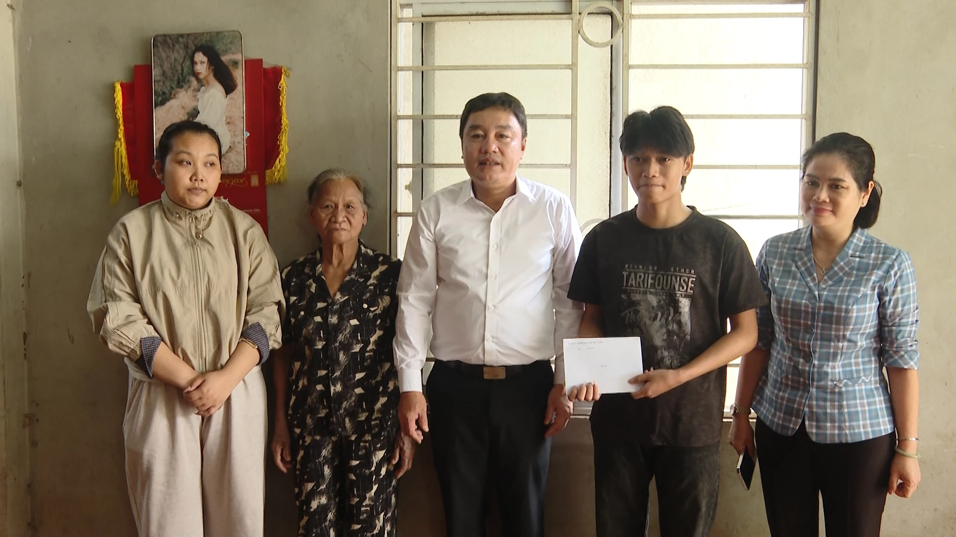 Đồng chí Đinh Hữu Thành, Phó Chủ nhiệm Ủy ban kiểm tra Trung ương tặng quà gia đình Liệt sĩ Hồ Văn Vĩ, xã Khe Sanh - Ảnh: T.T