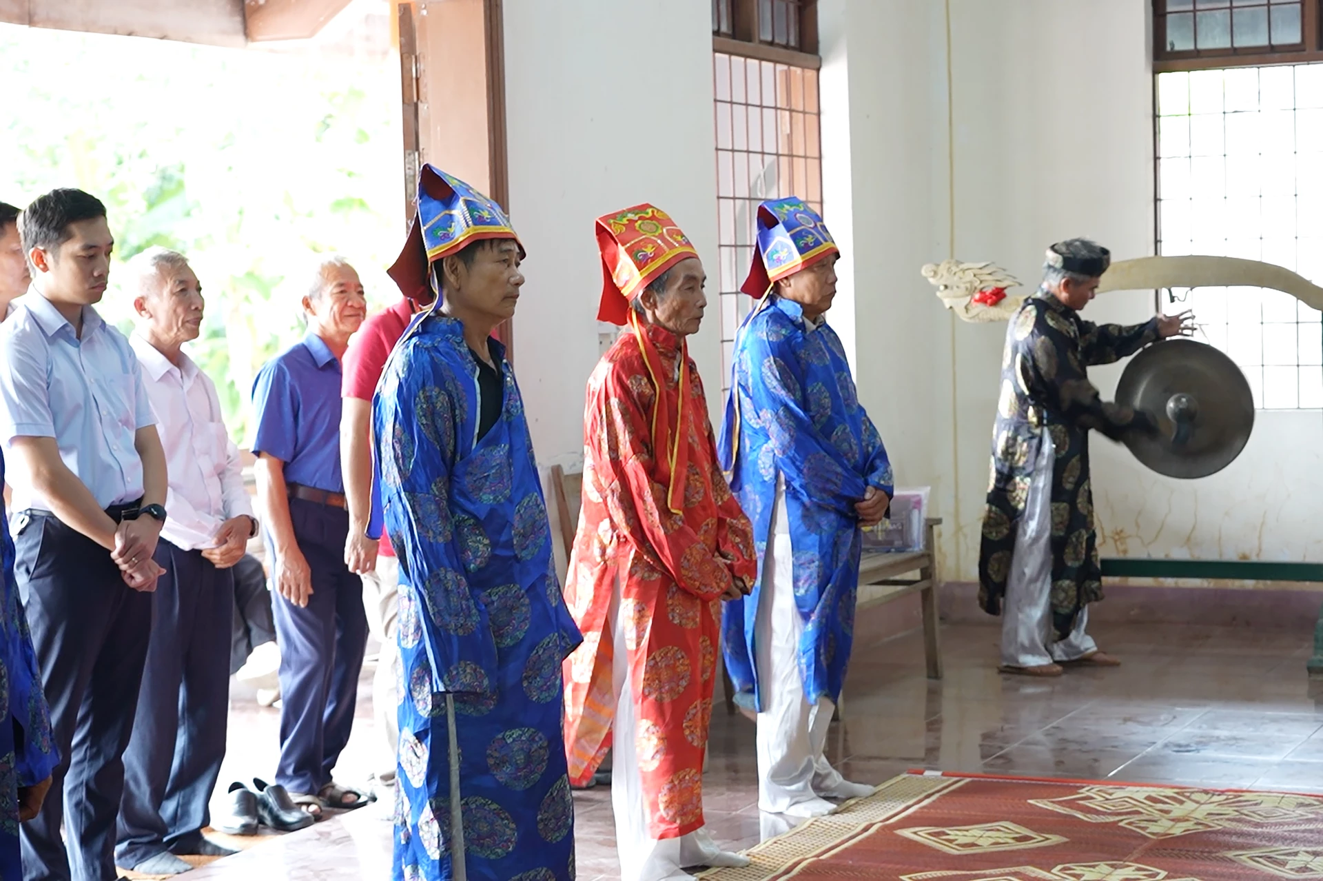 Lễ 18/6 đình làng Lũ Phong được tổ chức trong không khí trang nghiêm, thành kính - Ảnh: HL