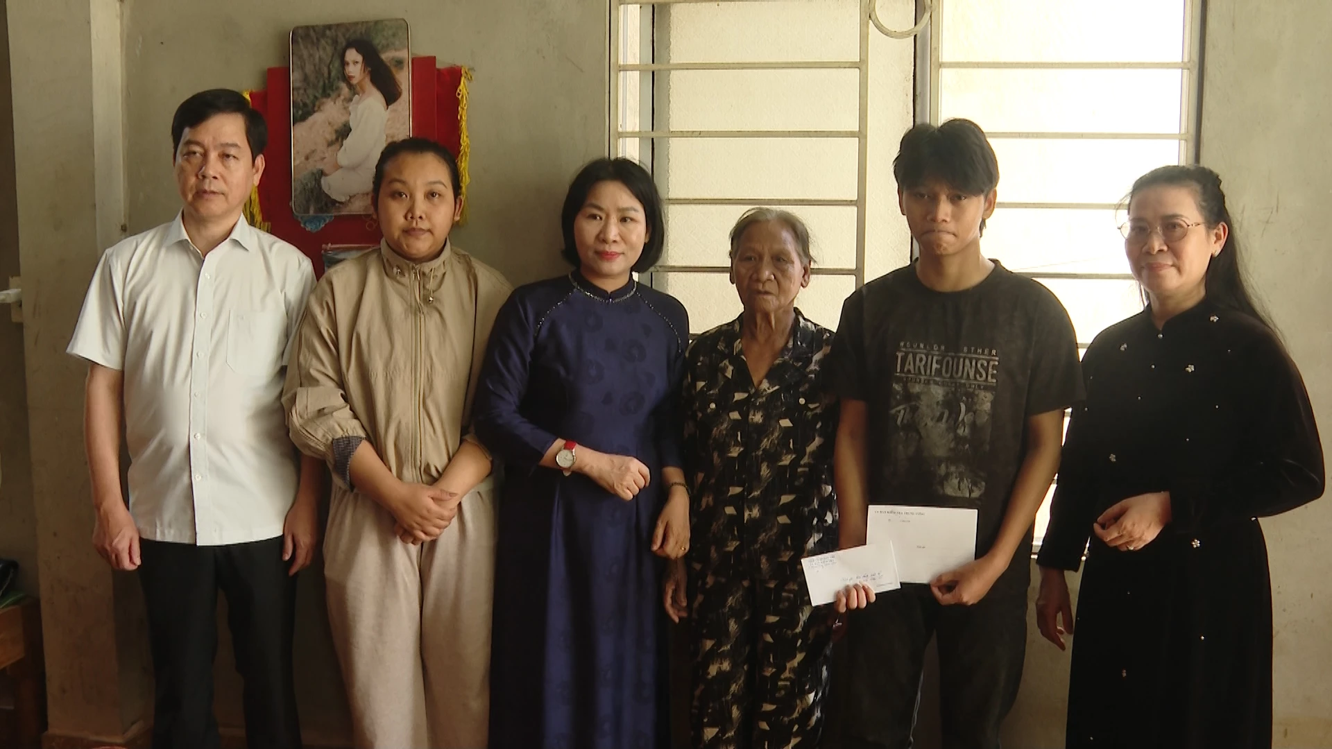 Đồng chí Phạm Thị Minh Huệ, Chủ nhiệm UBKT Tỉnh ủy Quảng Trị tặng quà gia đình Liệt sĩ Hồ Văn Vĩ, xã Khe Sanh - Ảnh: T.T