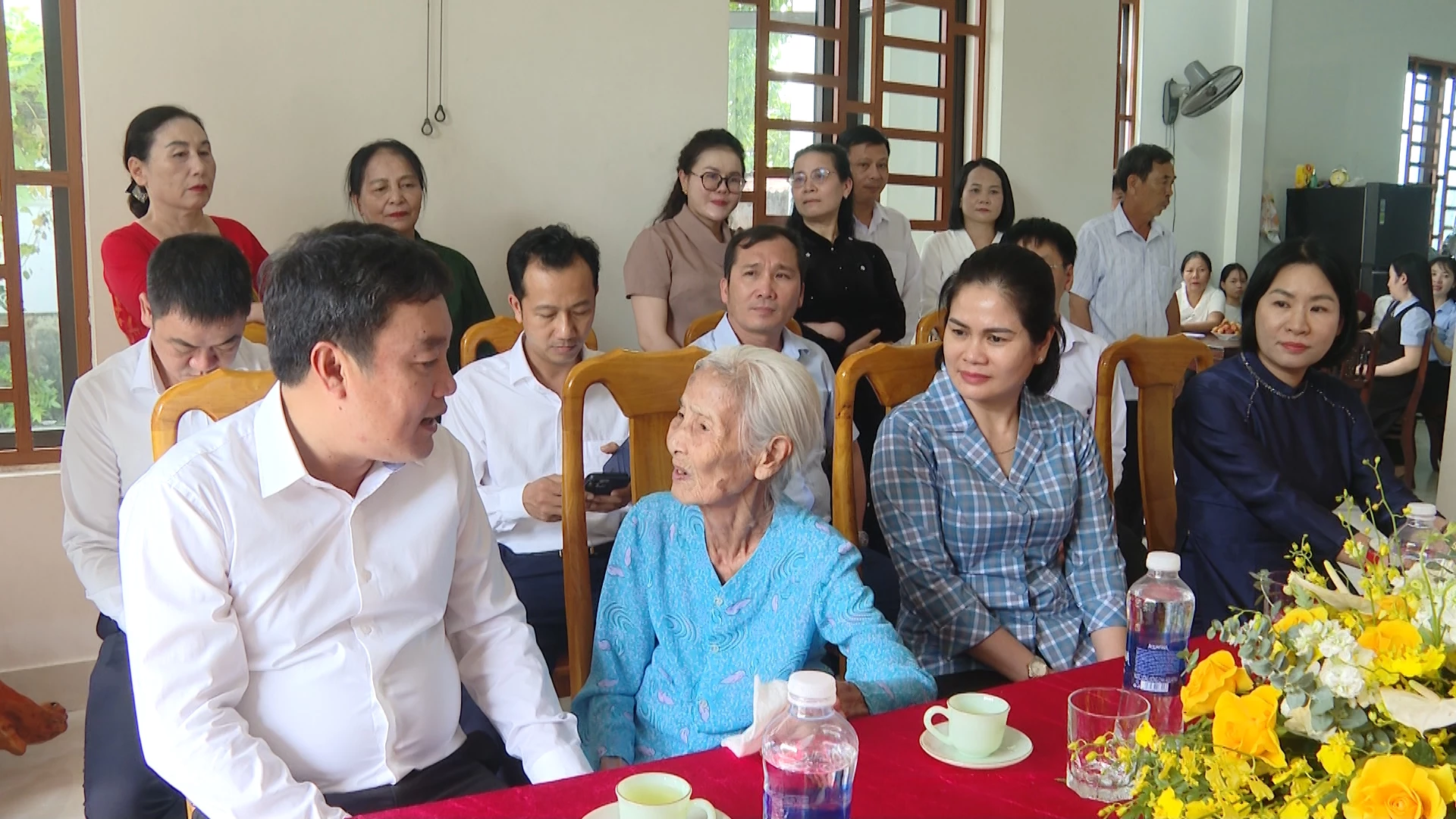 Đồng chí Đinh Hữu Thành, Phó Chủ nhiệm Ủy ban kiểm tra Trung ương và các thành viên đoàn công tác thăm hỏi sức khỏe gia đình Liệt sĩ Quách Sỹ Ngưỡng, xã Hoàn Lão - Ảnh: T.T