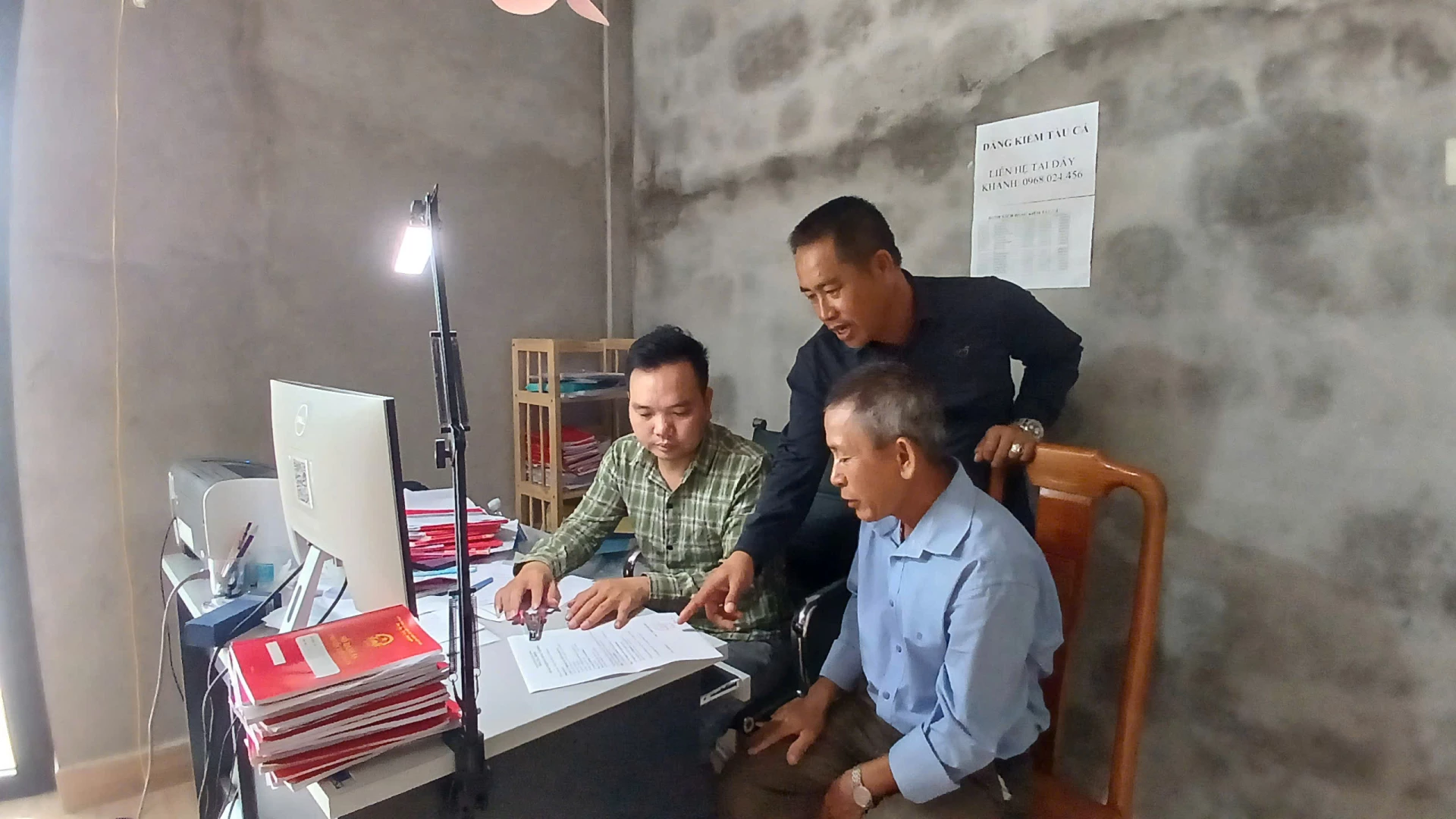 Ông Võ Văn Thức (đứng), Giám đốc Công ty TNHH MTV Đại Đoàn Thắng trao đổi với cán bộ, nhân viên về hoạt động khai thác Cảng cá bến cá chợ Cửa Việt - Ảnh: N.B