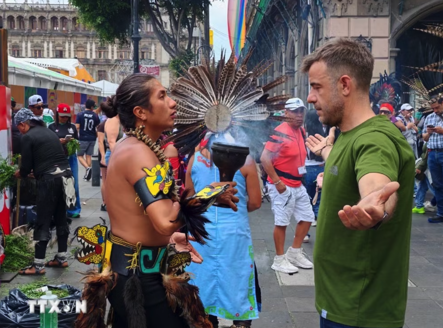 Một du khách quốc tế trải nghiệm nghi lễ thanh tẩy của người bản địa Mexico. (Ảnh: Phương Lan/TTXVN)