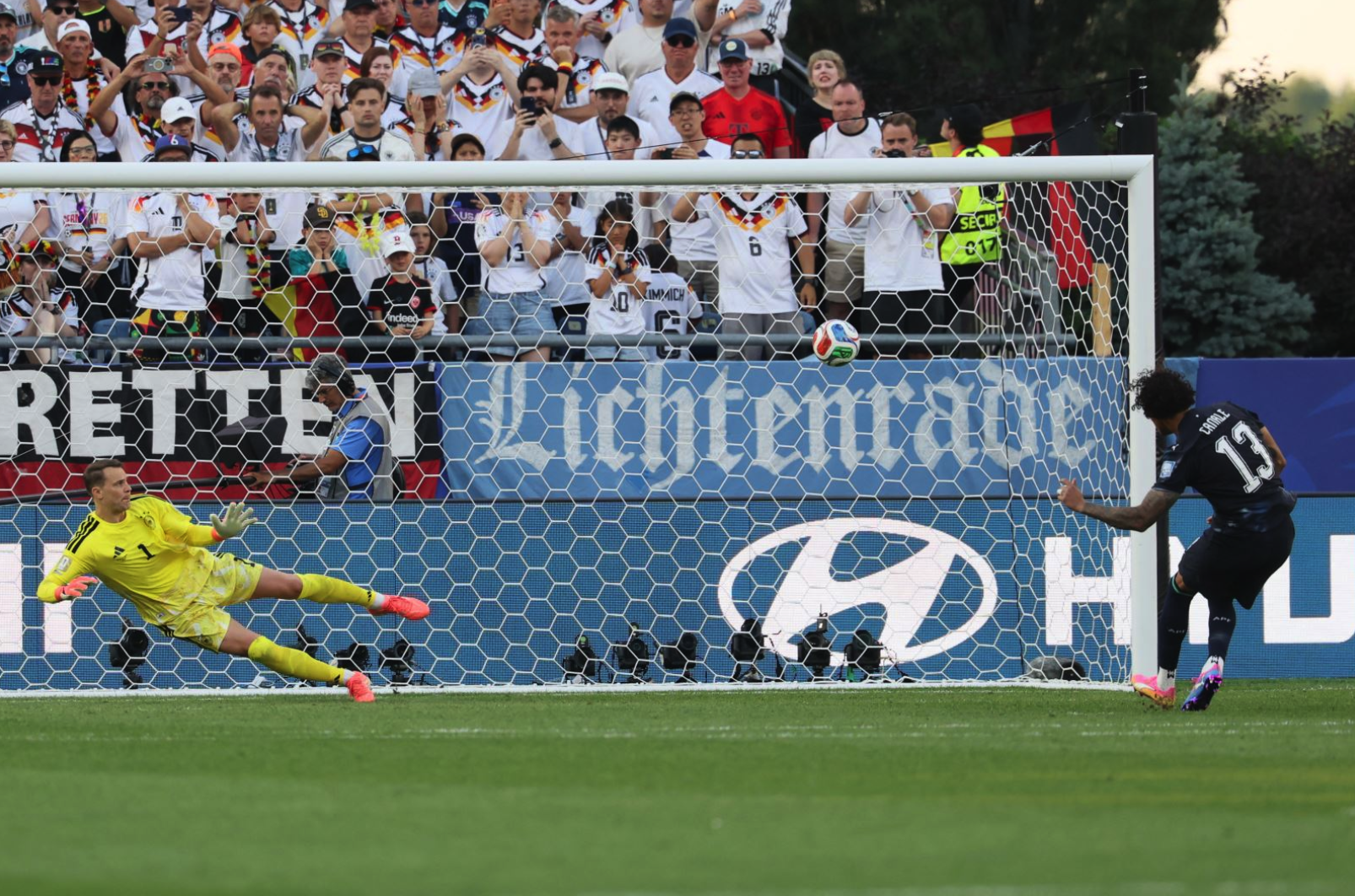Hậu vệ Jose Canale của Paraguay sút thành công quả luân lưu quyết định vượt qua thủ môn Manuel Neuer của Đức, giúp Paraguay thắng 4-3 trên chấm 11m. Ảnh: AFP/TTXVN (Ảnh không cho phép bên thứ ba khai thác, chia sẻ lại)