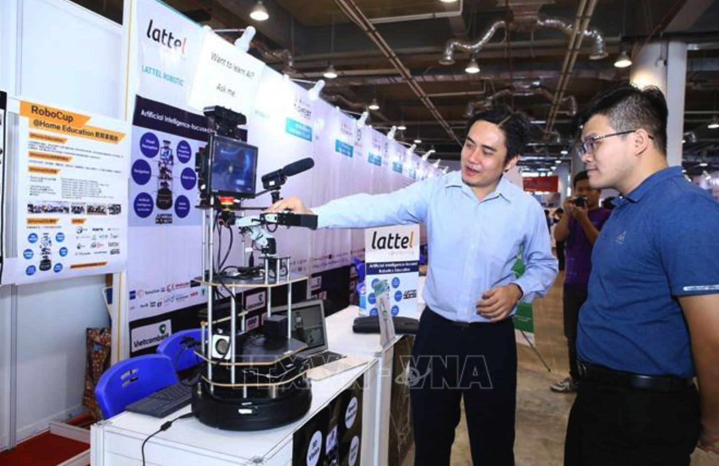 Giới thiệu ứng dụng khoa học công nghệ. Ảnh: TTXVN