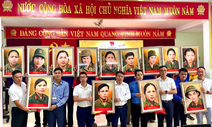 Trao tặng ảnh phục dựng chân dung 13 liệt sĩ Trạm Thông tin A69