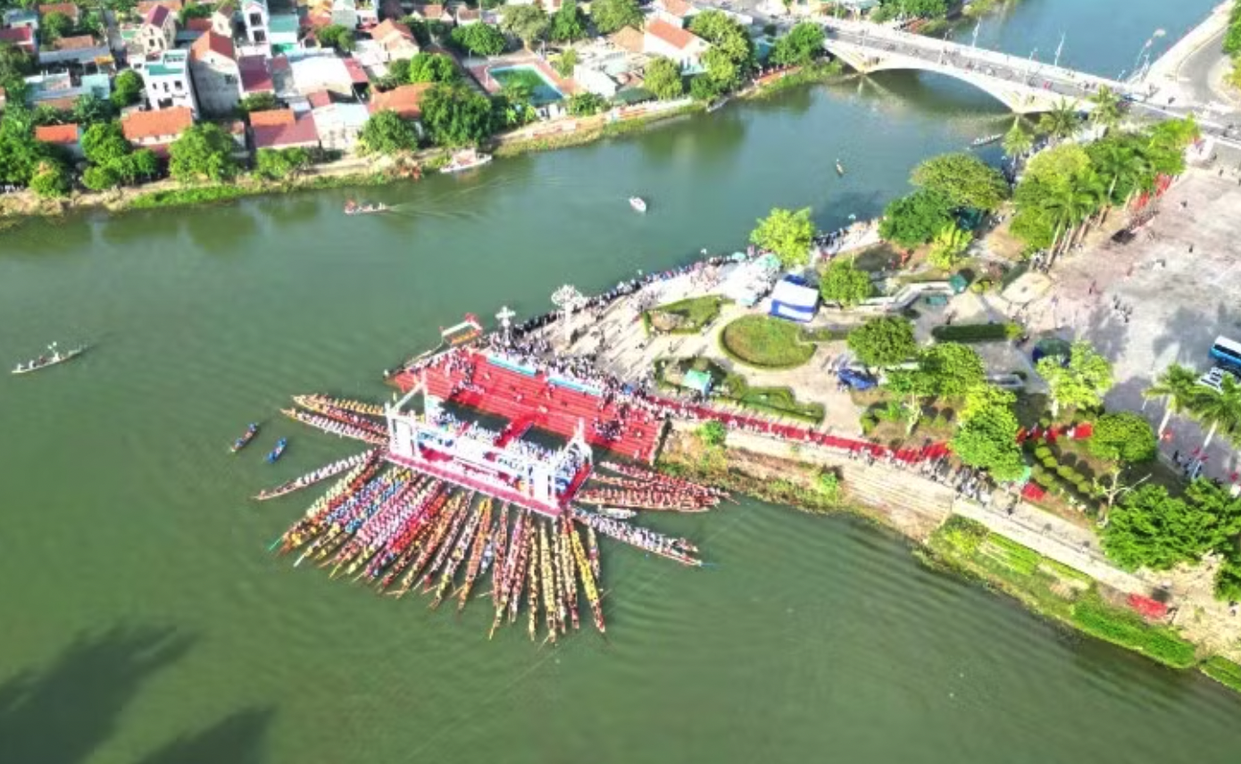 Các làng quê bên sông của xã Lệ Thủy sau sắp xếp cơ bản vẫn giữ nguyên vì mật độ quy mô dân số và diện tích đều bảo đảm quy định (Trong ảnh: Lễ hội đua thuyền truyền thống trên sông Kiến Giang)