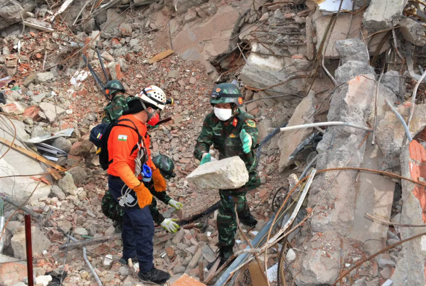 Đoàn Việt Nam tích cực tìm kiếm nạn nhân, ngày 3-7 (giờ địa phương). (Ảnh: Hoàng Vũ/Vietnam+)