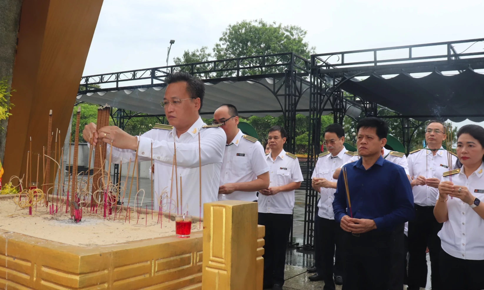 Đoàn công tác dâng hương tại Nghĩa trang liệt sĩ quốc gia Đường 9 - Ảnh: T.P