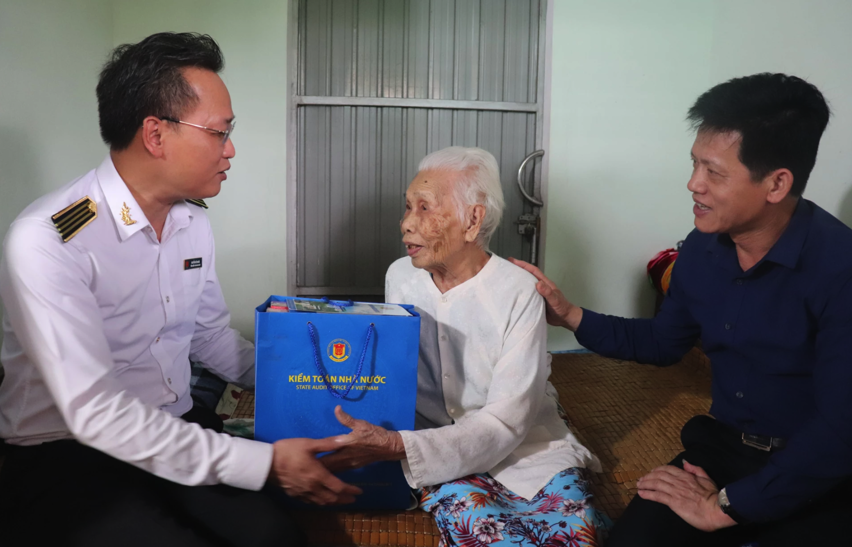 Đồng chí Nguyễn Hữu Nghĩa, Tổng Kiểm toán Nhà nước tặng quà cho Bà mẹ Việt Nam anh hùng Đào Thị Vui ở thôn Đại An Khê, xã Hải Lăng - Ảnh: T.P