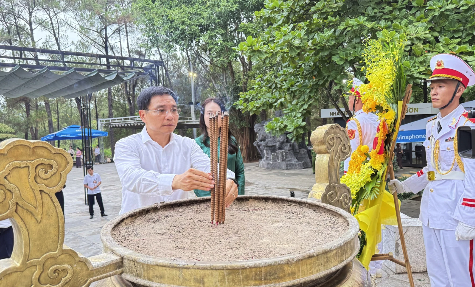 Đồng chí Phó Thủ tướng Chính phủ Nguyễn Văn Thắng tri ân các anh hùng liệt sĩ tại Quảng Trị