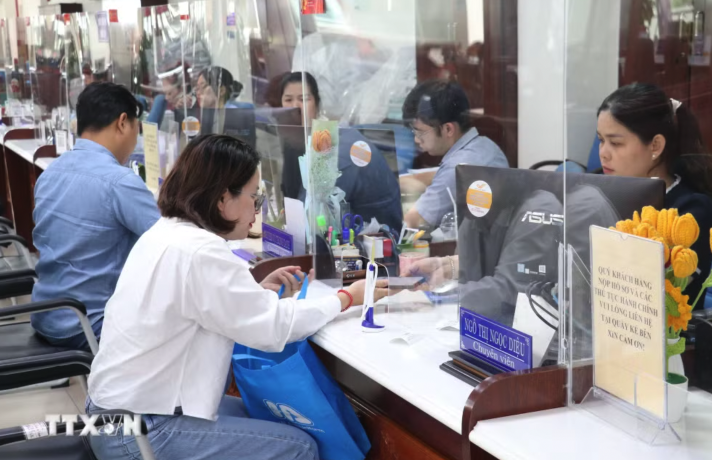 Người dân và doanh nghiệp đến nộp hồ sơ tại Trung tâm Phục vụ hành chính công tỉnh Tây Ninh. (Ảnh: Bùi Giang/TTXVN)
