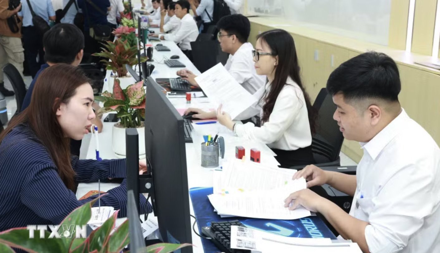 Chuyên viên tiếp nhận hồ sơ của người dân, doanh nghiệp tại Trung tâm Phục vụ hành chính công Thành phố Hồ Chí Minh. (Ảnh: Xuân Anh/TTXVN)
