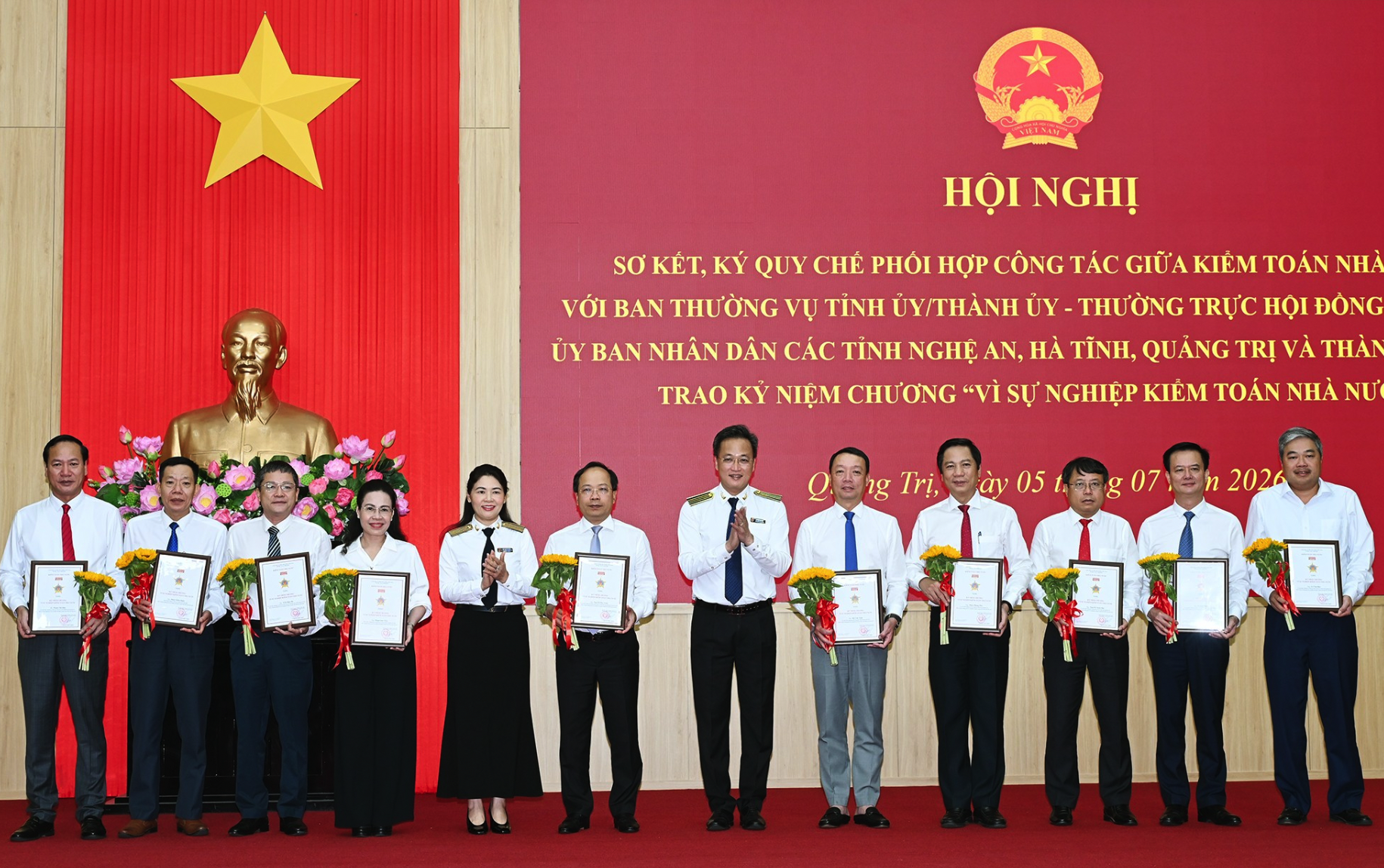 Đồng chí Nguyễn Hữu Nghĩa, Tổng Kiểm toán Nhà nước trao Kỷ niệm chương Vì sự nghiệp phát triển kiểm toán nhà nước” cho các cá nhân có nhiều đóng góp đối với sự nghiệp xây dựng và phát triển kiểm toán nhà nước - Ảnh: X.P