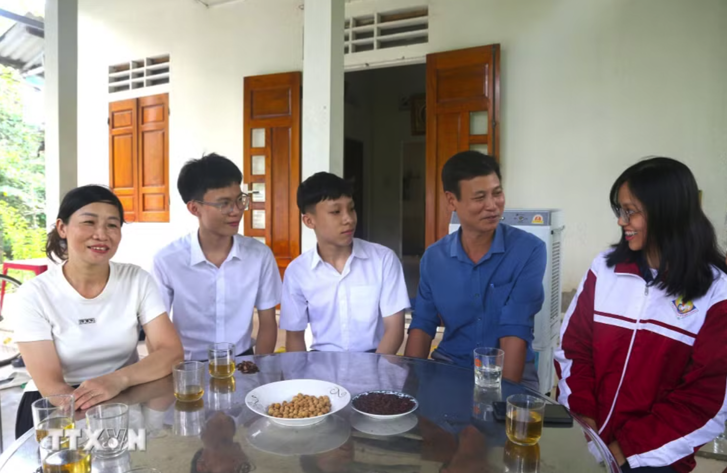Thầy cô, bạn bè đến chia vui cùng Quang Khải và Anh Vũ sau khi biết kết quả kỳ thi tốt nghiệp THPT 2026. (Ảnh: Thanh Thủy/TTXVN)