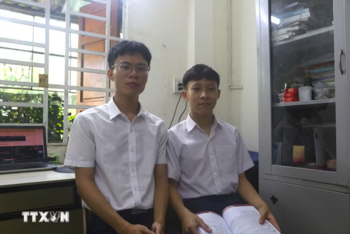 Đôi bạn thân cùng viết tên lên bảng vàng thủ khoa của tỉnh Quảng Trị