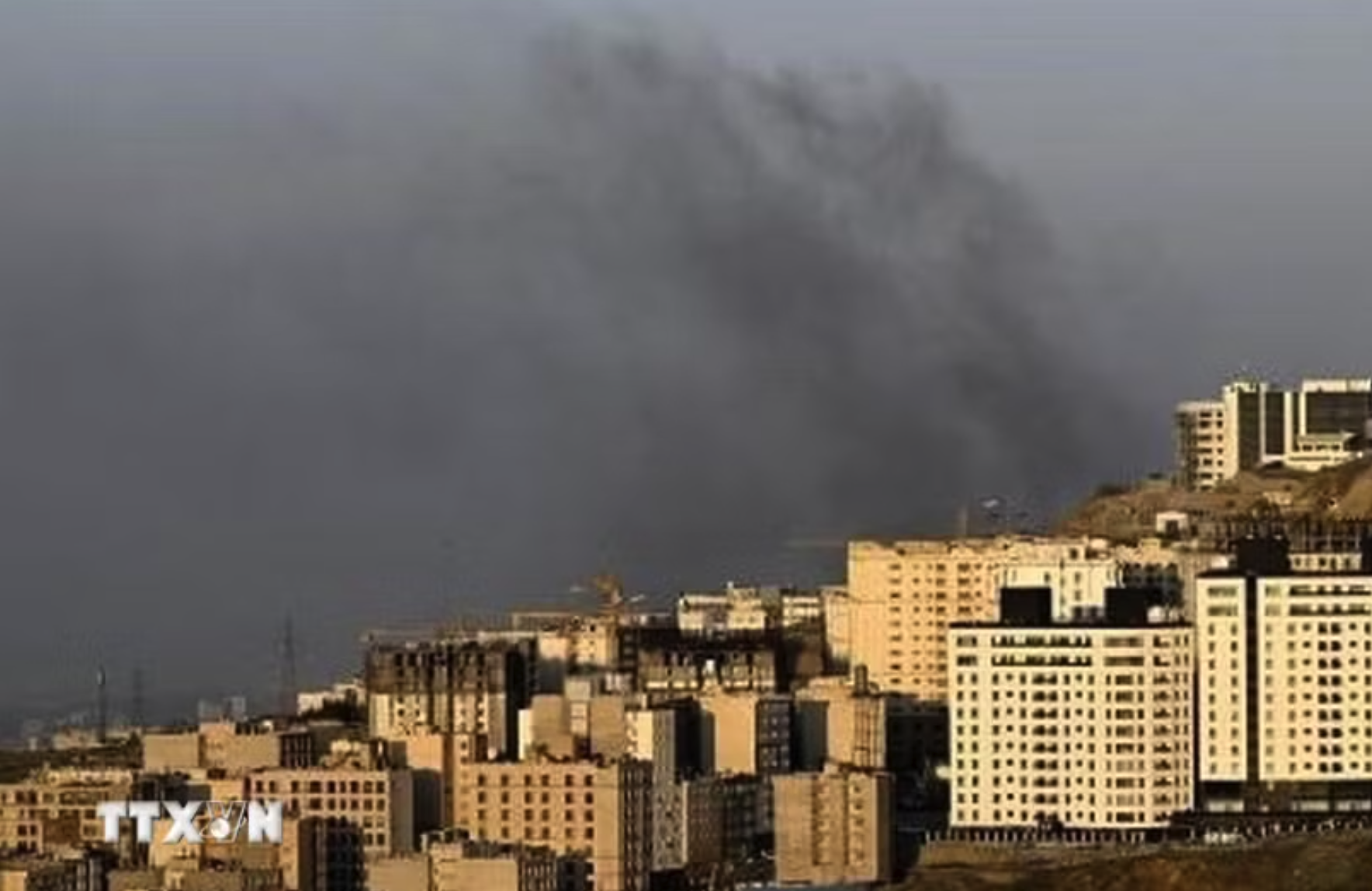 Khói bốc lên từ địa điểm ở Tehran, Iran sau các cuộc không kích ngày 5/4/2026. (Ảnh: Kyodo/TTXVN phát)