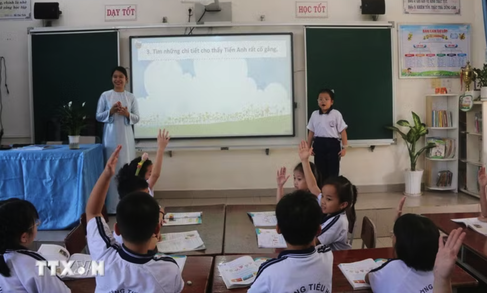 Học sinh Trường tiểu học Nguyễn An Ninh, tỉnh Đồng Nai thuyết trình về dự án học tập. (Ảnh: Lê Xuân/TTXVN)