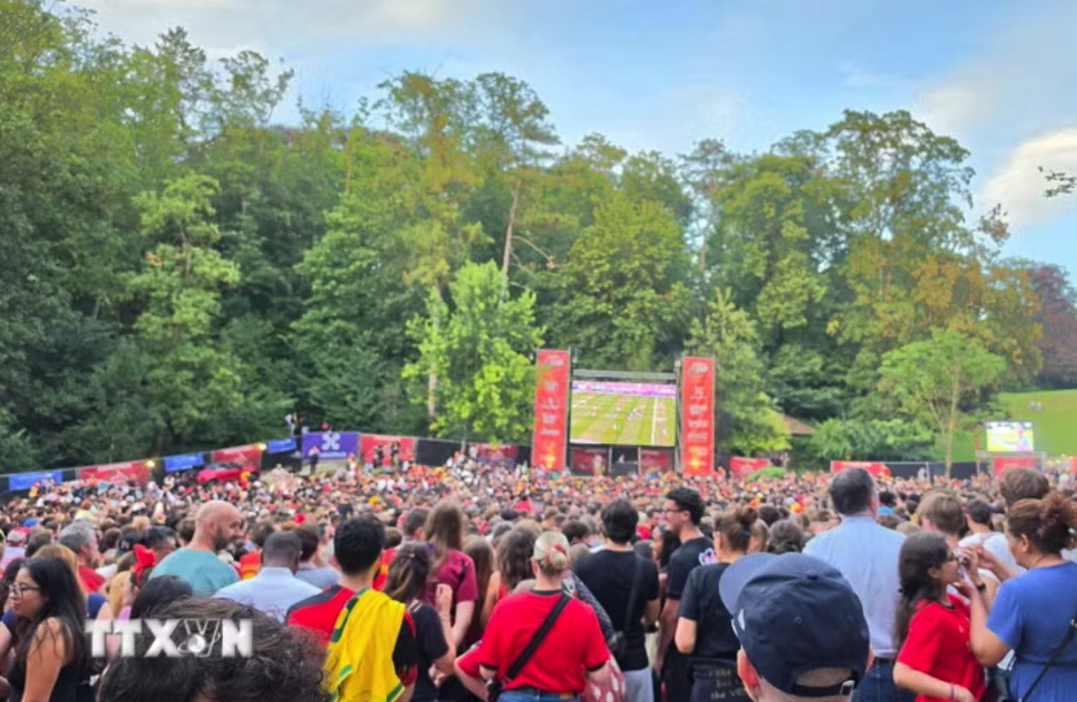 Một khu fan zone để theo dõi trận đấu tại World Cup. (Ảnh: Lan Anh/TTXVN)