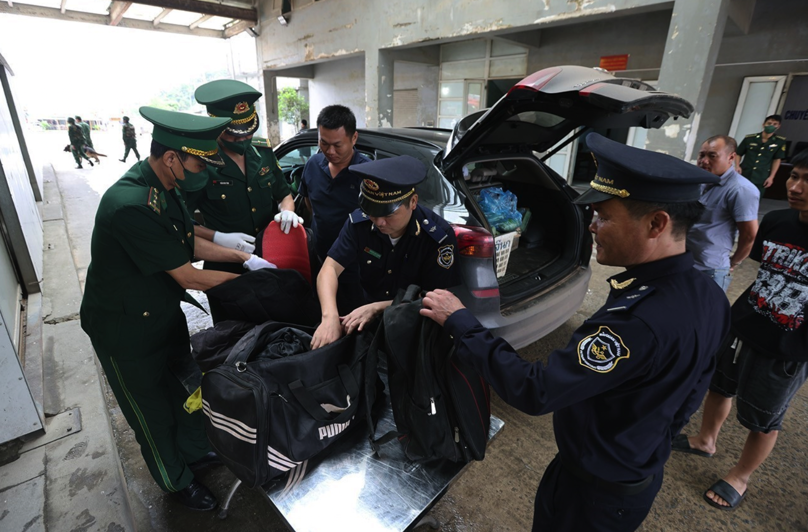 Lực lượng Bộ đội Biên phòng phối hợp với Hải quan kiểm tra phương tiện nhập cảnh qua cửa khẩu Cầu Treo (Hà Tĩnh). Ảnh: Vũ Sinh/TTXVN