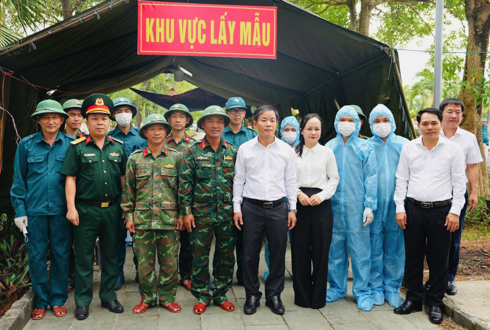 Đồng chí Nguyễn Văn Phương, Bí thư Tỉnh ủy và các đại biểu chụp ảnh lưu niệm cùng cán bộ, chiến sĩ Đội Quy tập hài cốt liệt sĩ 584 - Ảnh: Mỹ Nhị