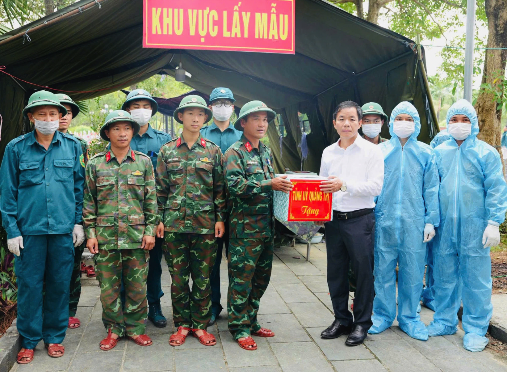 Đồng chí Nguyễn Văn Phương, Bí thư Tỉnh ủy trao quà của Tỉnh ủy Quảng Trị động viên cán bộ, chiến sĩ Đội Quy tập hài cốt liệt sĩ 584 tại khu vực làm nhiệm vụ - Ảnh: Mỹ Nhị