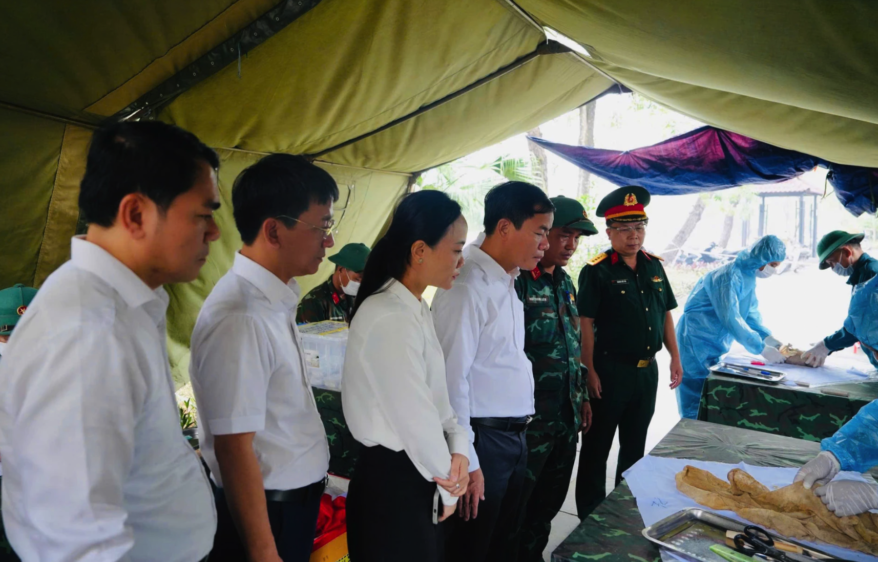 Đồng chí Nguyễn Văn Phương, Bí thư Tỉnh ủy kiểm tra thực tế tại khu vực lấy mẫu ADN - Ảnh: Mỹ Nhị