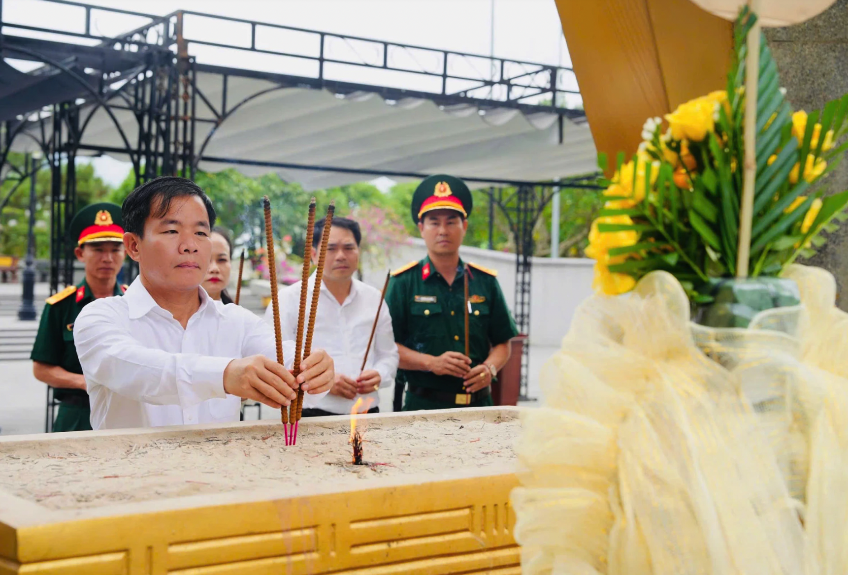 Đồng chí Nguyễn Văn Phương, Bí thư Tỉnh ủy dâng hương tri ân các anh hùng liệt sĩ - Ảnh: Mỹ Nhị