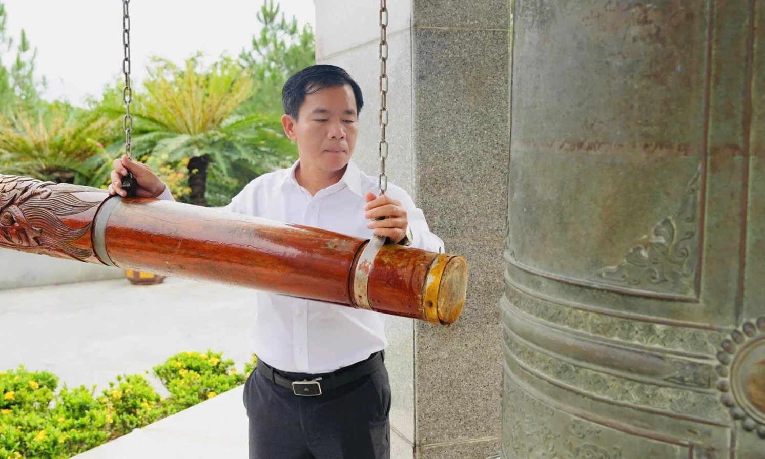 Đồng chí Nguyễn Văn Phương, Bí thư Tỉnh ủy thực hiện nghi thức thỉnh chuông tại Nghĩa trang liệt sĩ quốc gia Đường 9 - Ảnh: Mỹ Nhị