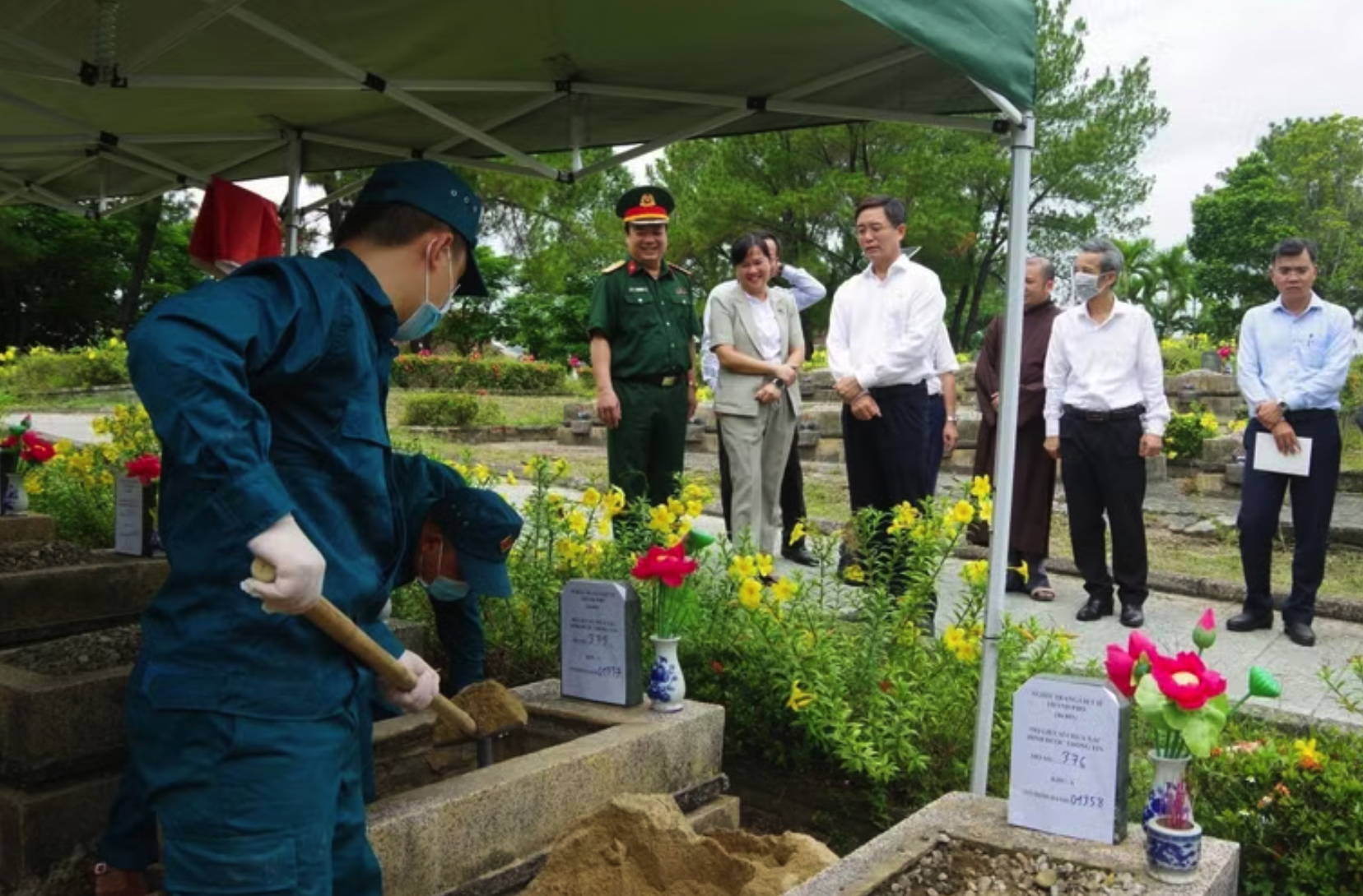 Bí thư Thành ủy Huế Nguyễn Đình Trung kiểm tra công tác lấy mẫu hài cốt liệt sĩ tại Nghĩa trang liệt sĩ thành phố Huế. (Ảnh: Mai Trang/TTXVN)